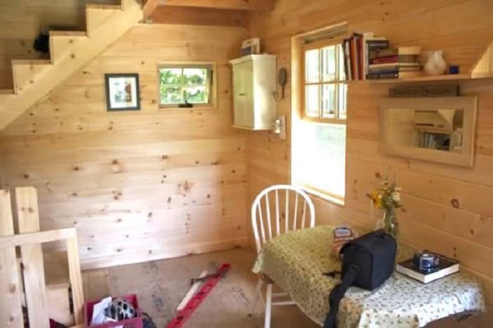 This Tiny Loft Cabin Has a Wonderfully Traditional Look About It